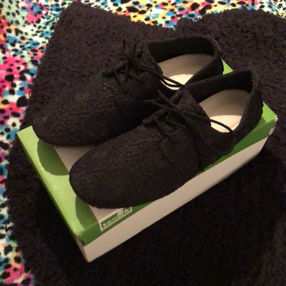 NEW IN BOX SZ 9.5 SAUNK BLACK CROCHET SHOES COMFY!